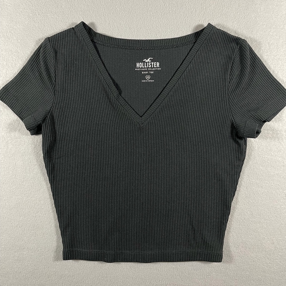 Hollister Baby Tee Womens XS Black Ribbed V Neck Crop Top Must Have Collection
